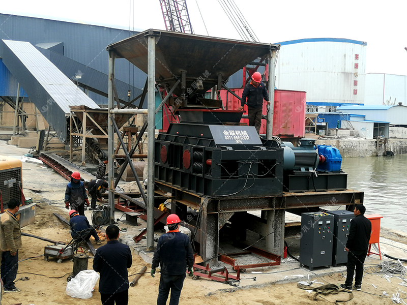 花崗巖對輥破碎機出料粒度多少？產量多大？