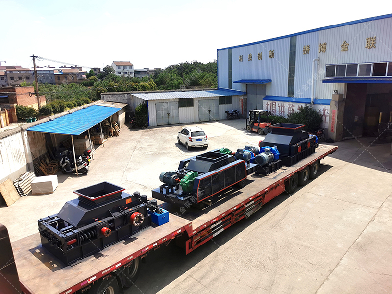 1200*1200雙齒輥破碎機(jī)，兩臺900*900軌道移動雙齒輥破碎機(jī)發(fā)往云南